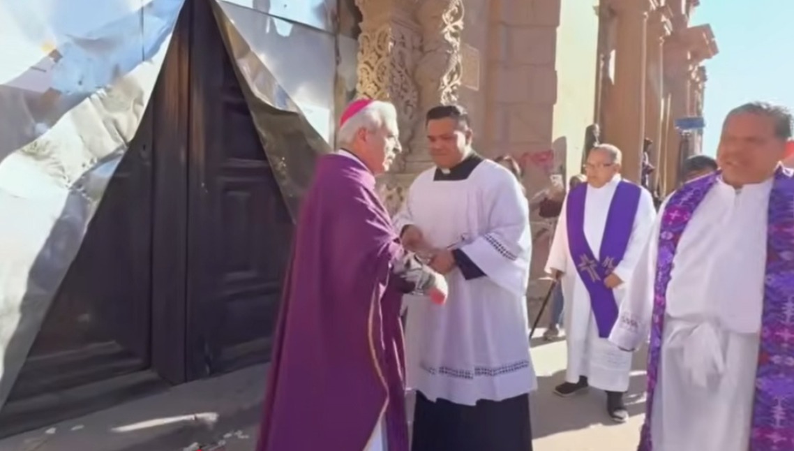 Tras daños ocasionados a una iglesia por la marcha del 8M, realizan exorcismo en San Luis Potosí 