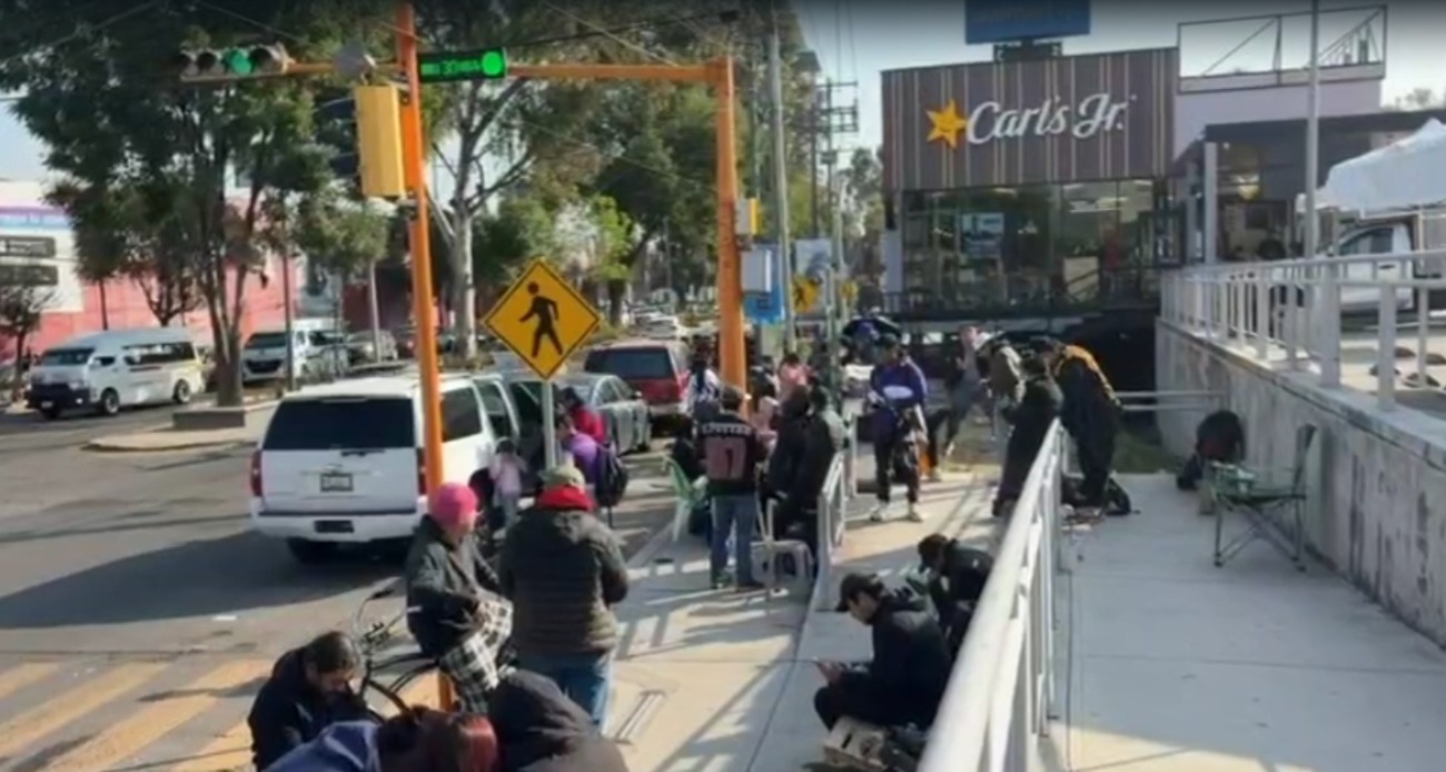 VIDEO Tlaxcaltecas acampan para ser los primeros en la inauguración de Carl´s Junior 