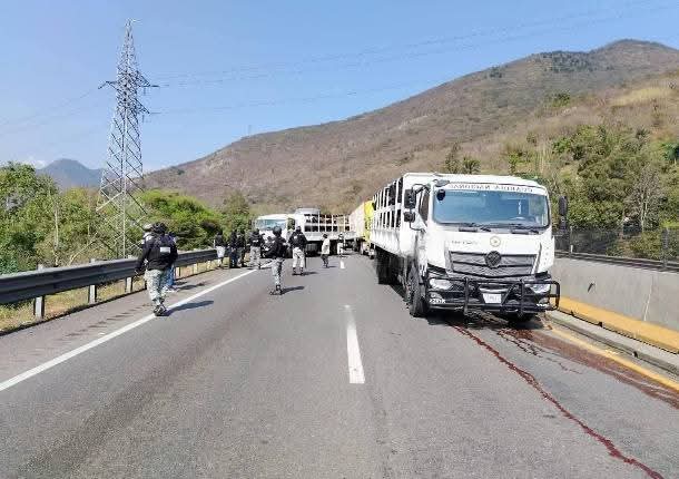 Choque entre unidad de la Guardia Nacional y tráiler genera cierre de la Puebla-Orizaba 