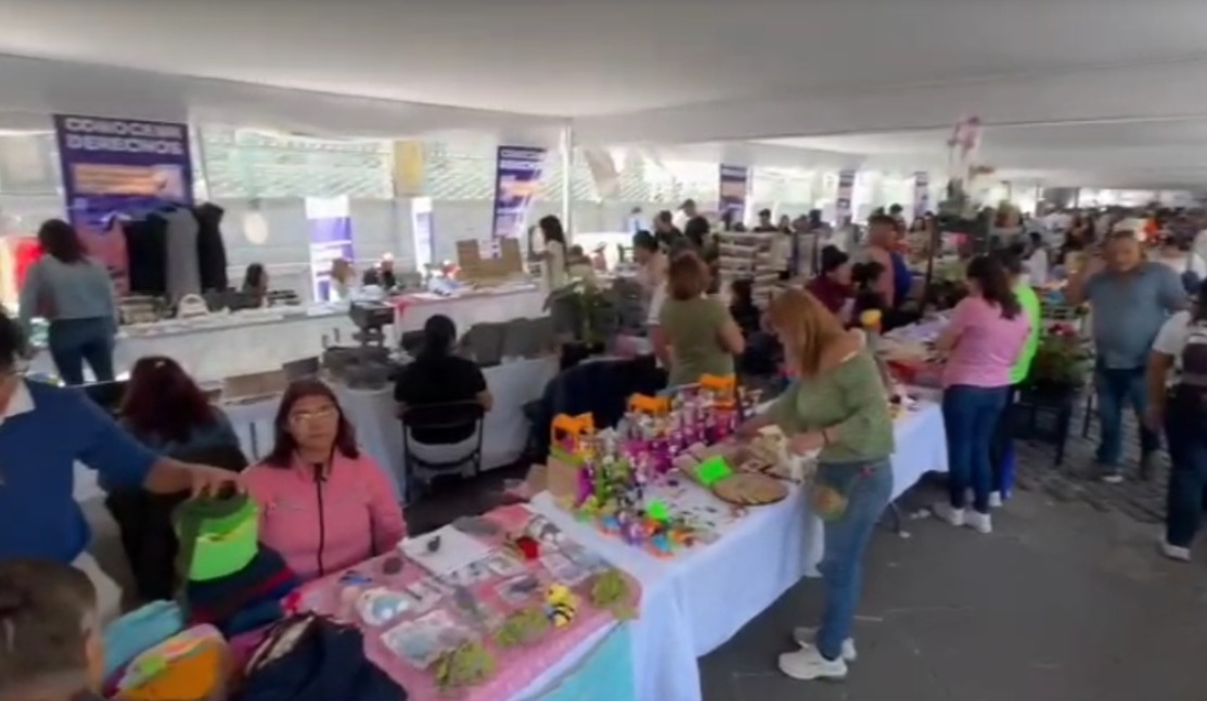 VIDEO Artesanas del estado ofrecen sus productos en la Jornada Violeta en el Zócalo de la ciudad 