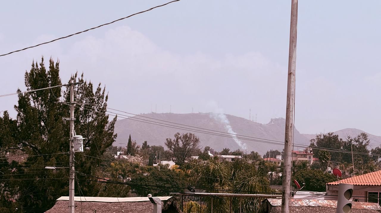 Incendio forestal en cerro limítrofe moviliza a tres municipios del centro de Puebla