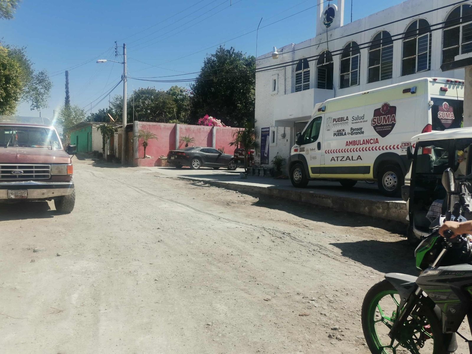 Vecinos denuncian que alcaldesa de Atzala dejó obra de calle principal sin concluir 