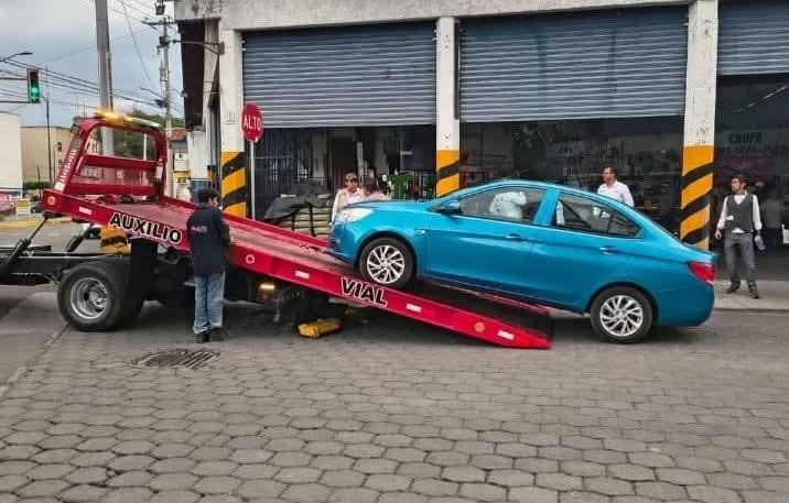 Operativo en Tehuacán termina en enfrentamiento entre taxistas y conductores de app