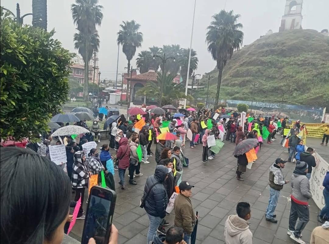 Tianguistas se manifiestan y bloquean carretera en Xiutetelco