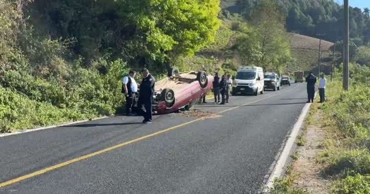 Automóvil queda volcado sobre carretera Zacapoaxtla-Cuetzalan