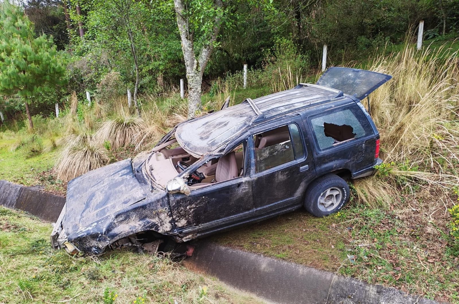 Sobrevive conductor tras volcadura de camioneta en la Teziutlán-Virreyes 
