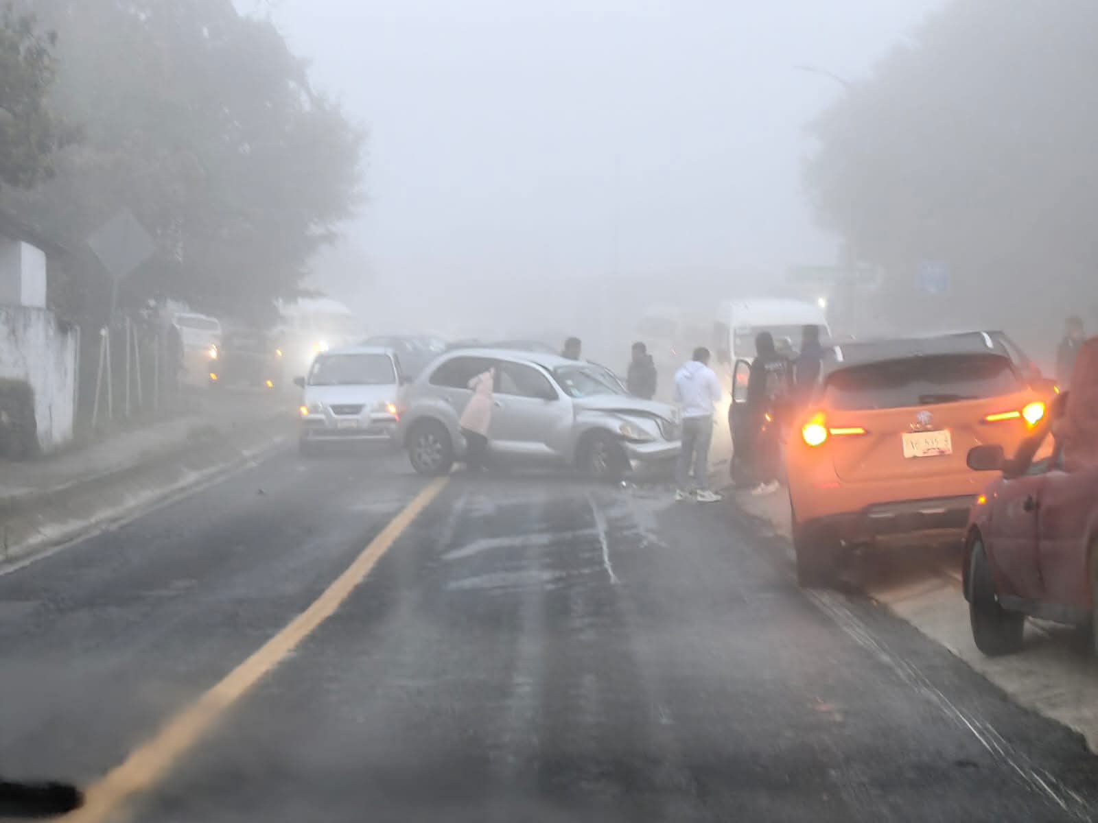 Accidente entre dos unidades deja un herido y múltiples daños materiales en Chignautla 