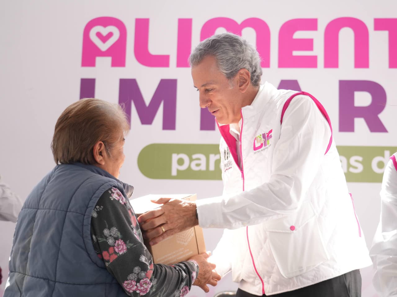 Chedraui y MariElise Budib recorren la capital entregando apoyos alimentarios a las familias poblanas