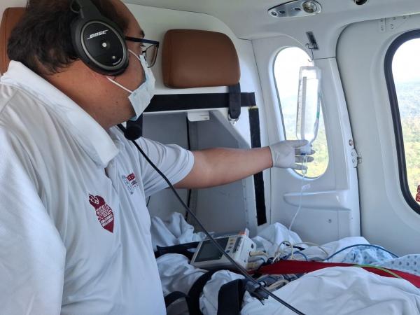 Trasladan en helicóptero a mujer con embarazo gemelar desde Cuetzalan a Puebla