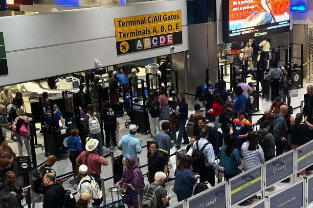 Bloqueo presupuestal en EE. UU. deja a trabajadores sin pago y aeropuertos colapsados