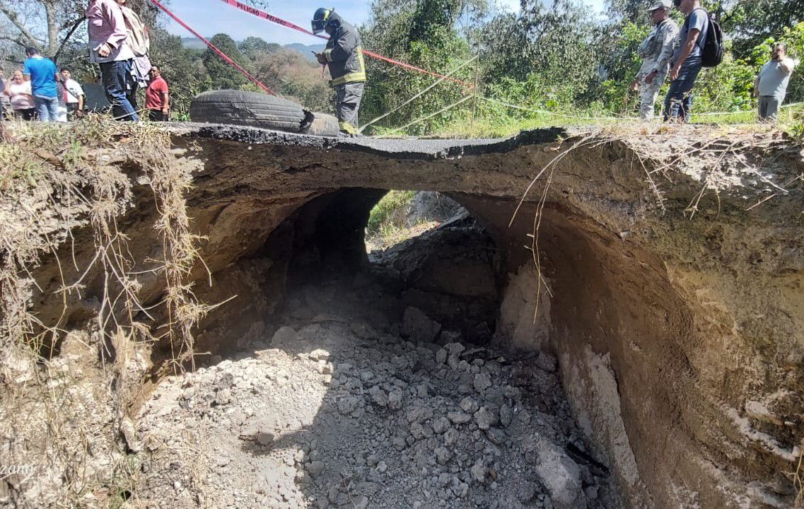 Colapsa carretera Zacapoaxtla-Cuetzalan tras formación de socavón