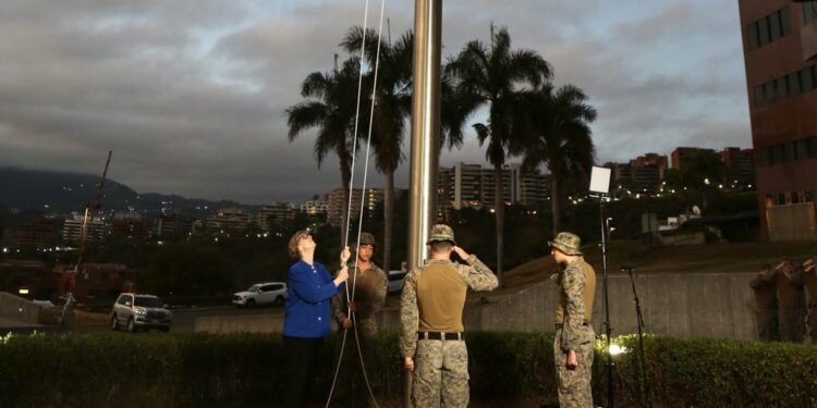 EU iza su bandera en la embajada de Caracas por primera vez desde la ruptura diplomática