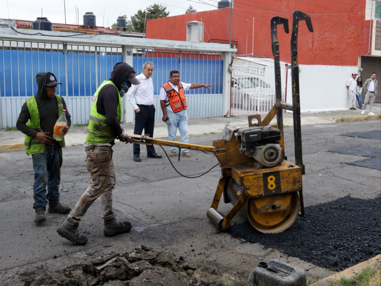 Supervisa Chedraui trabajos de bacheo en colonia Jardines de San Manuel