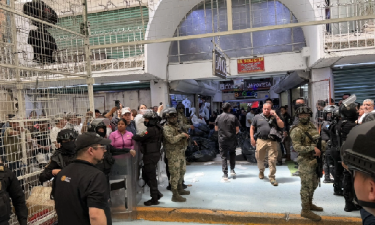 Decomisan mercancía apócrifa del Mundial 2026 en Tepito