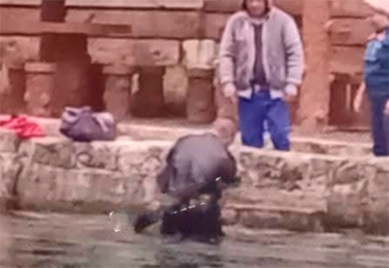 Rescatan a hombre que estuvo a punto de ahogarse tras caer a una poza de agua en Chignautla 