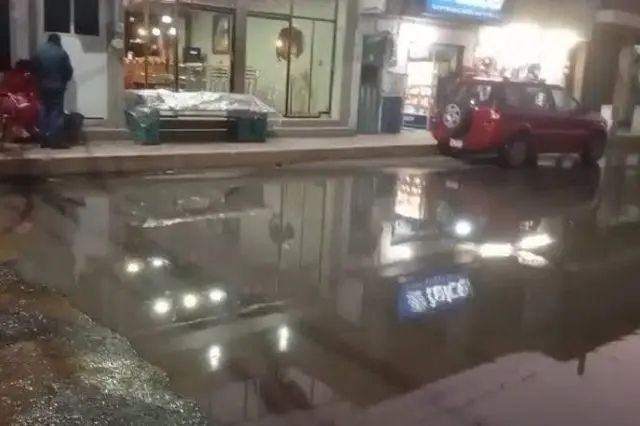 Aguas negras inundan calles del centro de Los Reyes de Juárez
