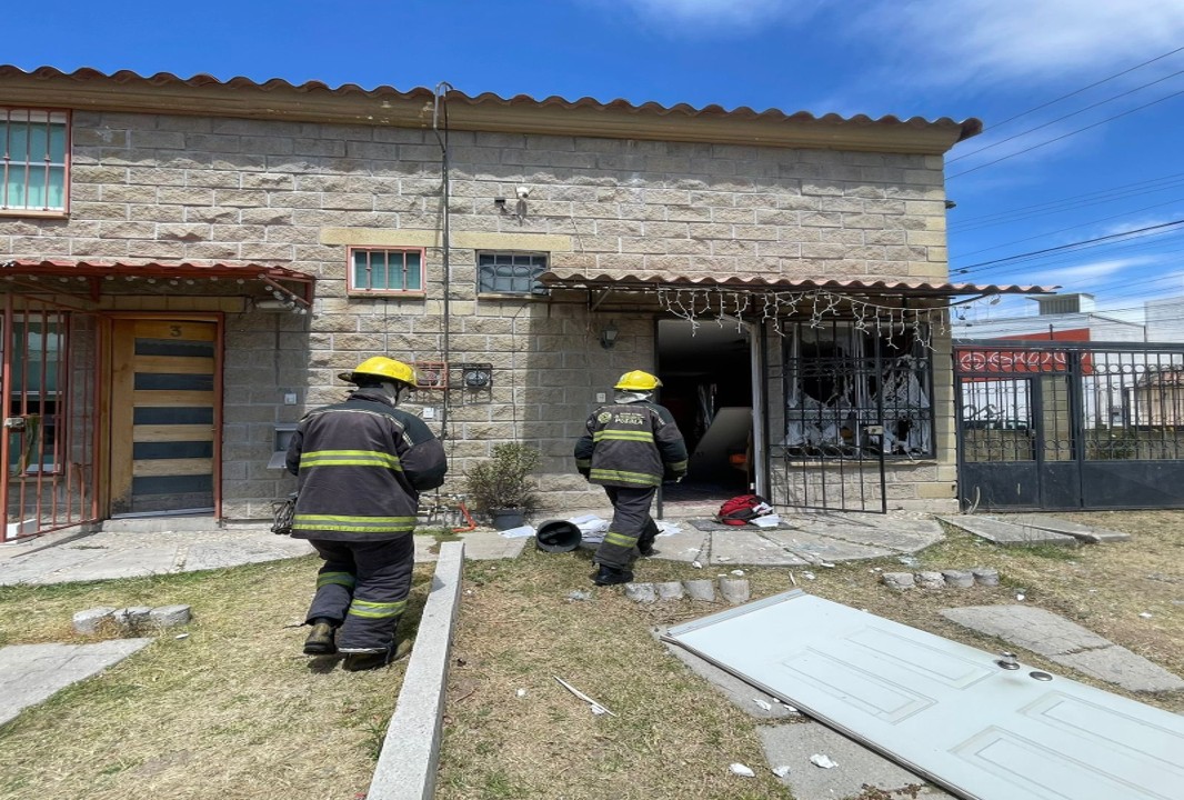 Explosión por acumulación de gas deja una persona lesionada en Geo Villas Castillotla