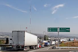 Accidente entre autobús y tráiler mantiene cerrada la México-Puebla en Llano Grande