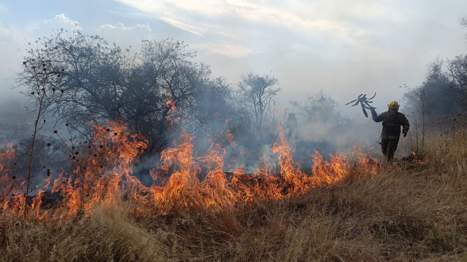 Incendio consume 20 hectáreas del cerro Totolquemec en Texmelucan