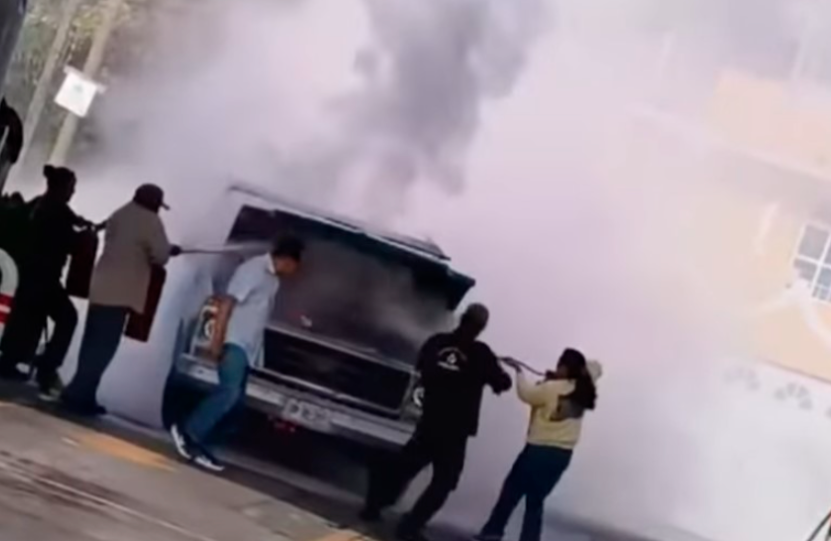 Se incendia camioneta en gasolinera de Izúcar 