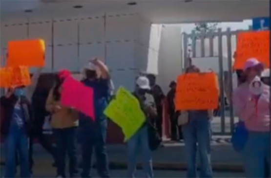 Docentes y padres protestan frente a la SEP Puebla