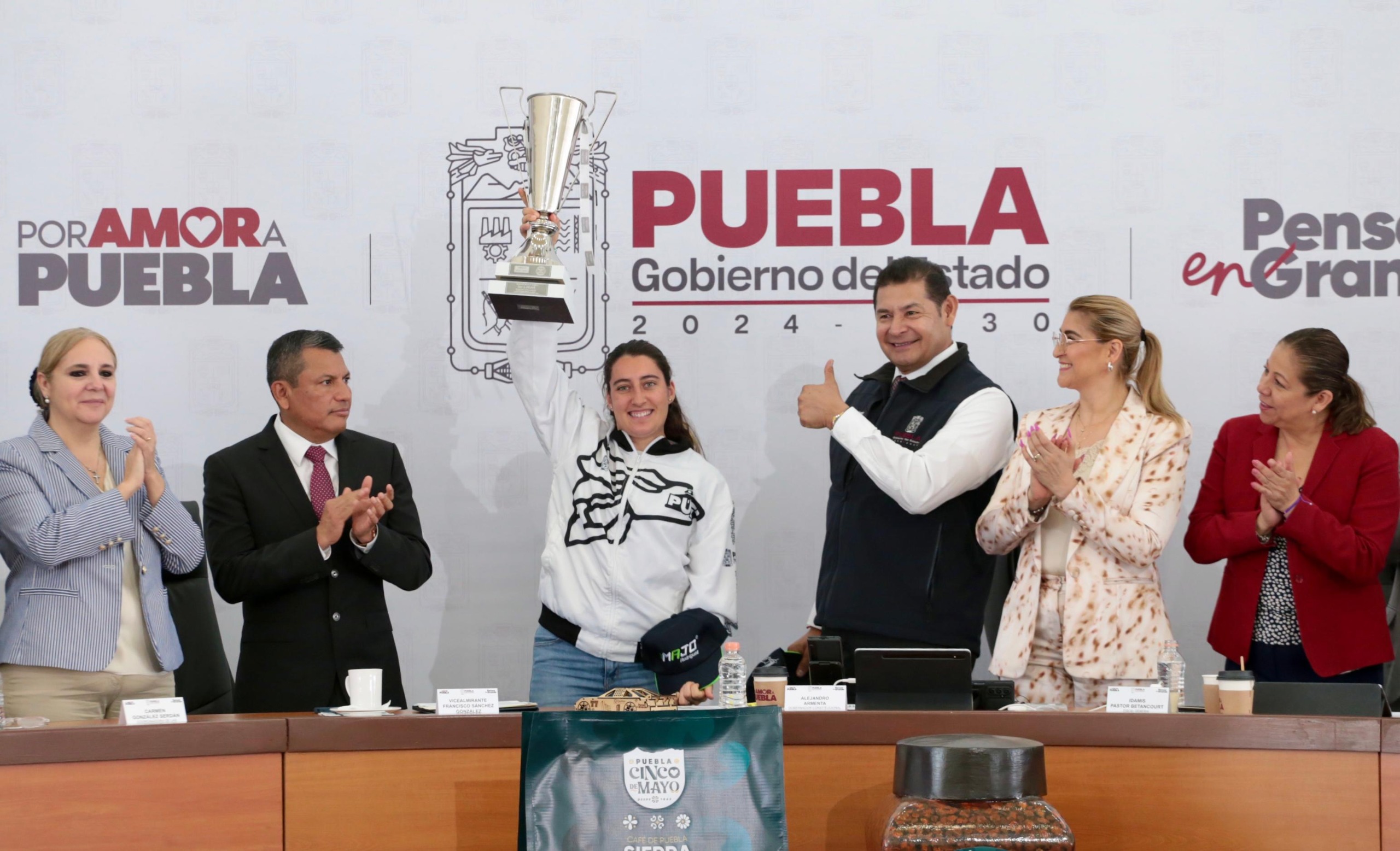 Talento deportivo fortalece a Puebla: Alejandro Armenta distingue a piloto poblana