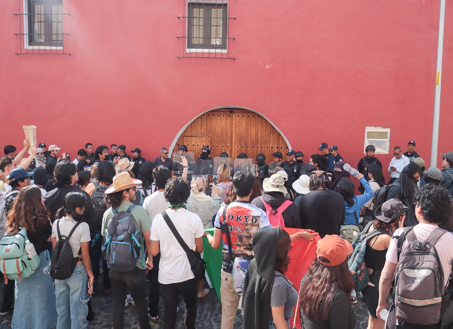 VIDEO Niega policía haber sacado arma durante manifestación contra Cablebús