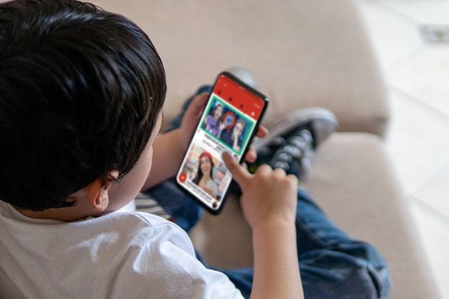 México analiza limitar redes sociales a menores por riesgos digitales