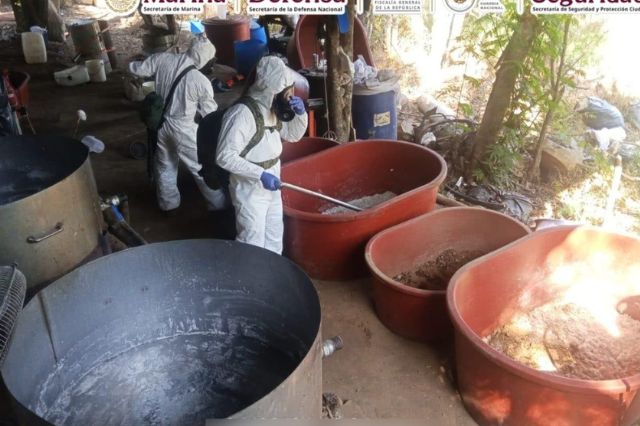 Autoridades federales aseguran 300 kg de metanfetamina en laboratorio de Guerrero operativo
