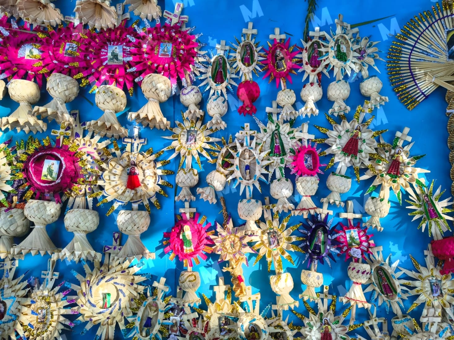 Vendedores de palma de Huetlatlauca ofrecen sus artesanías en Texmelucan