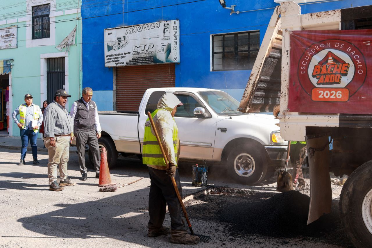 Supervisa Chedraui cuadrillas de bacheo en El Carmen