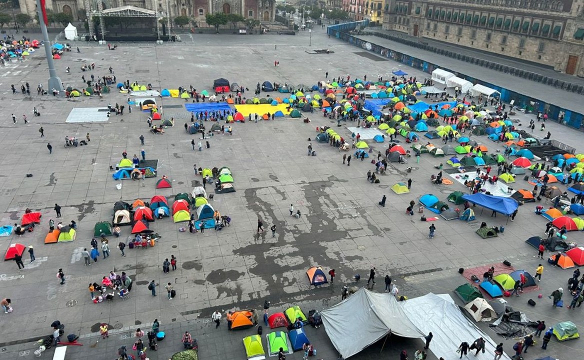 CNTE se vuelve a instalar en plantón en el Zócalo capitalino