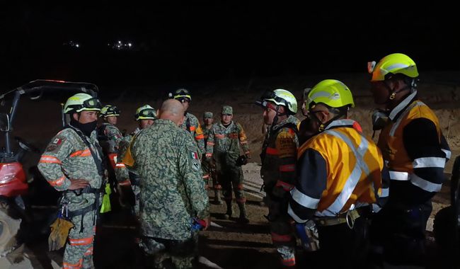 Con trabajos ininterrumpidos avanzan en la búsqueda de los mineros atrapados en Sinaloa