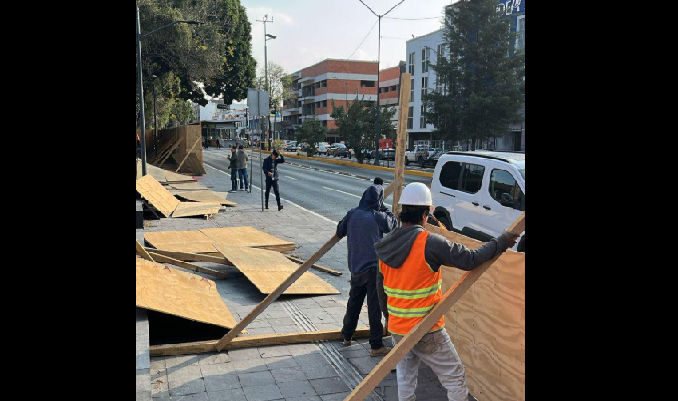 Fuertes vientos tiran maderas en la obra del Paseo Bravo y algunos se las roban