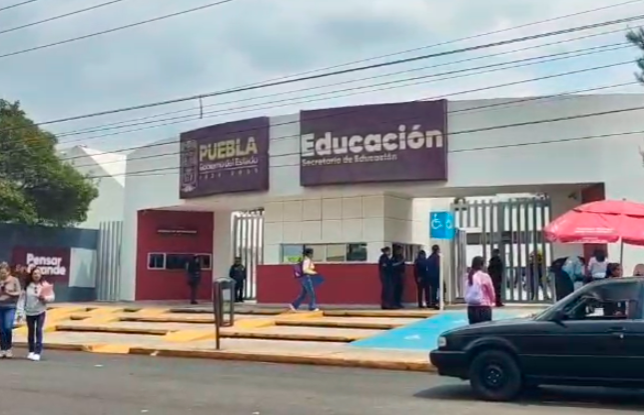 Maestros se manifiestan en la SEP Puebla; buscan mesa de diálogo con autoridades