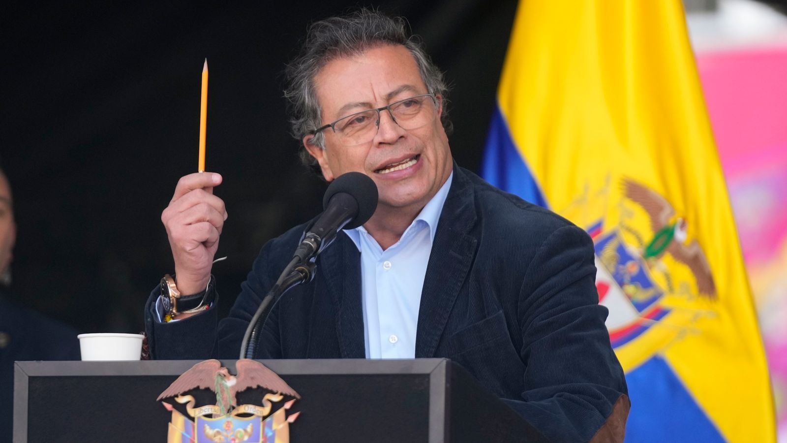 Colombia busca permiso de EU para invertir en energía en Venezuela