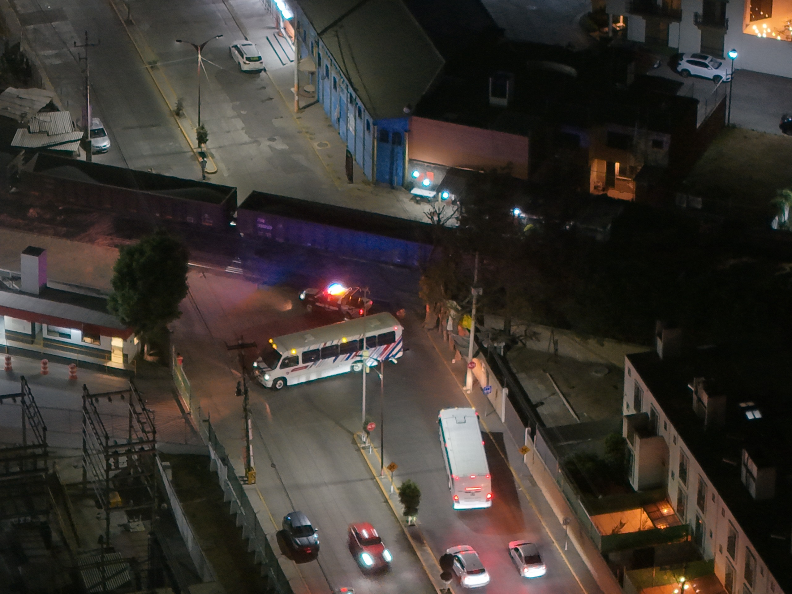 Tren de carga obstaculiza la circulación vehicular en Cuautlancingo