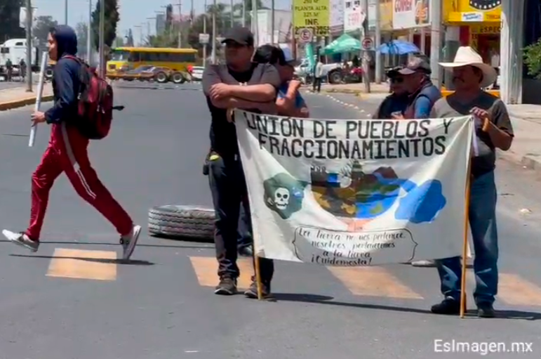 Bloquean la México–Puebla en Cholula para exigir cierre de relleno sanitario