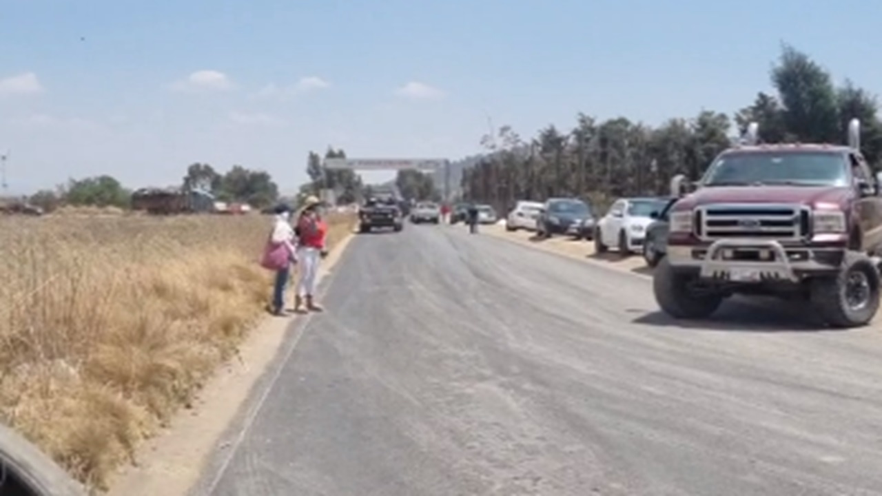 Pobladores bloquean la carretera Cholula-Calpan, exigen el cierre del relleno sanitario