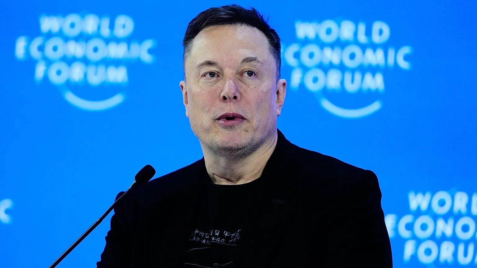 Elon Musk acusa a Pedro Sánchez de “alta traición” por regularización de migrantes