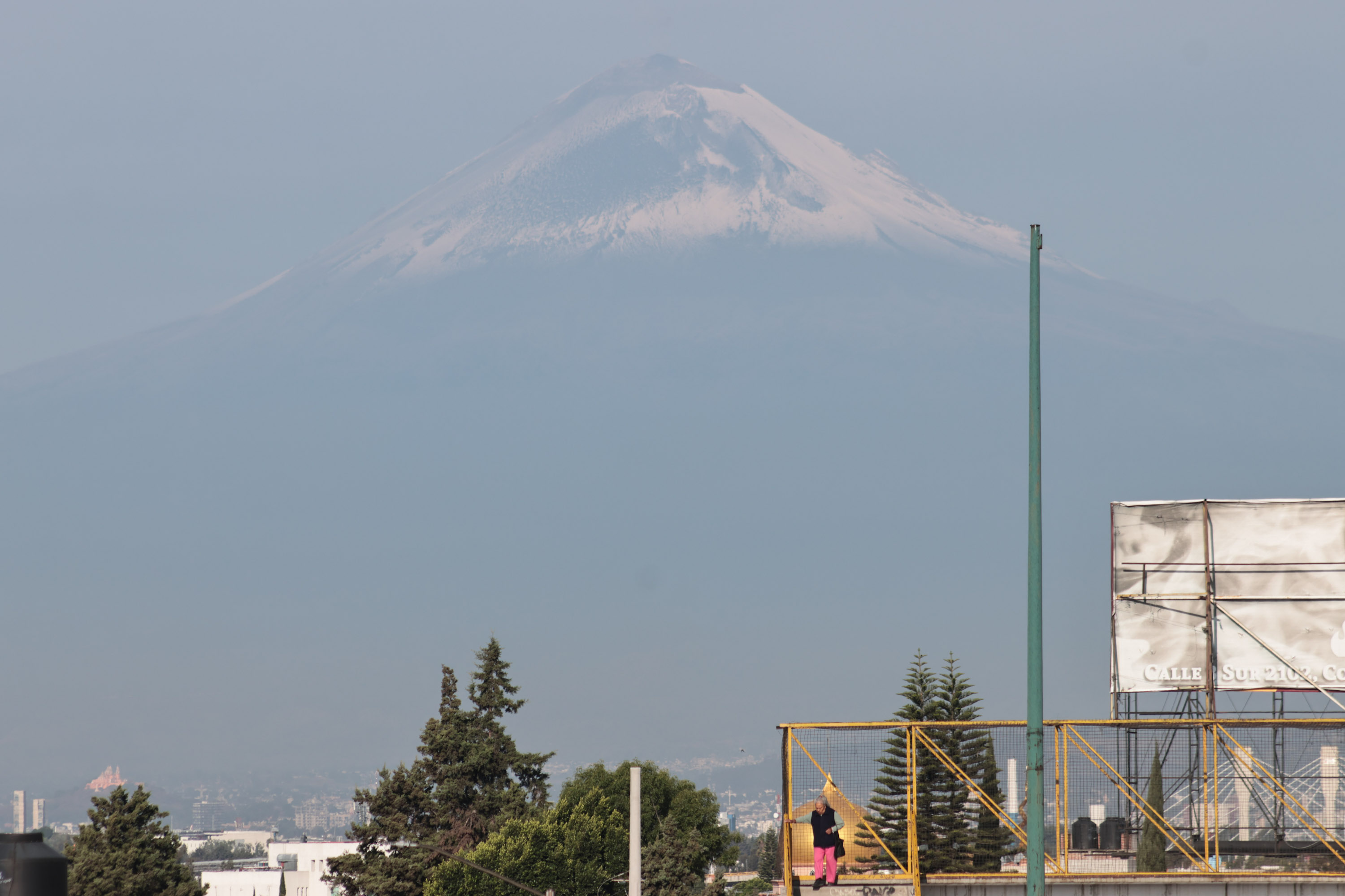 VIDEO El volcán Popocatépetl luce nevado este lunes seis de abril