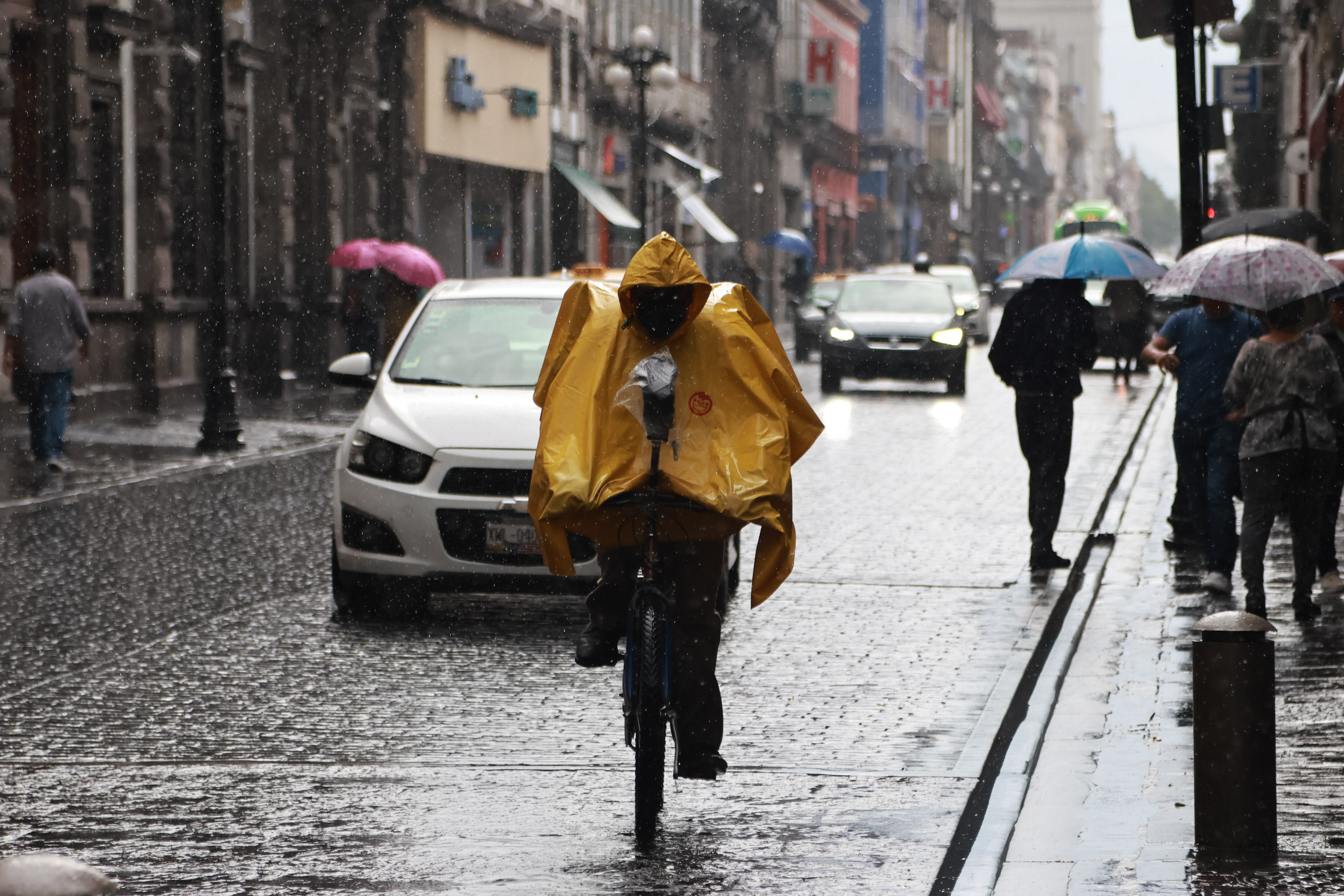 Tremendo aguacerazo se soltó este lunes 13 en la ciudad de Puebla
