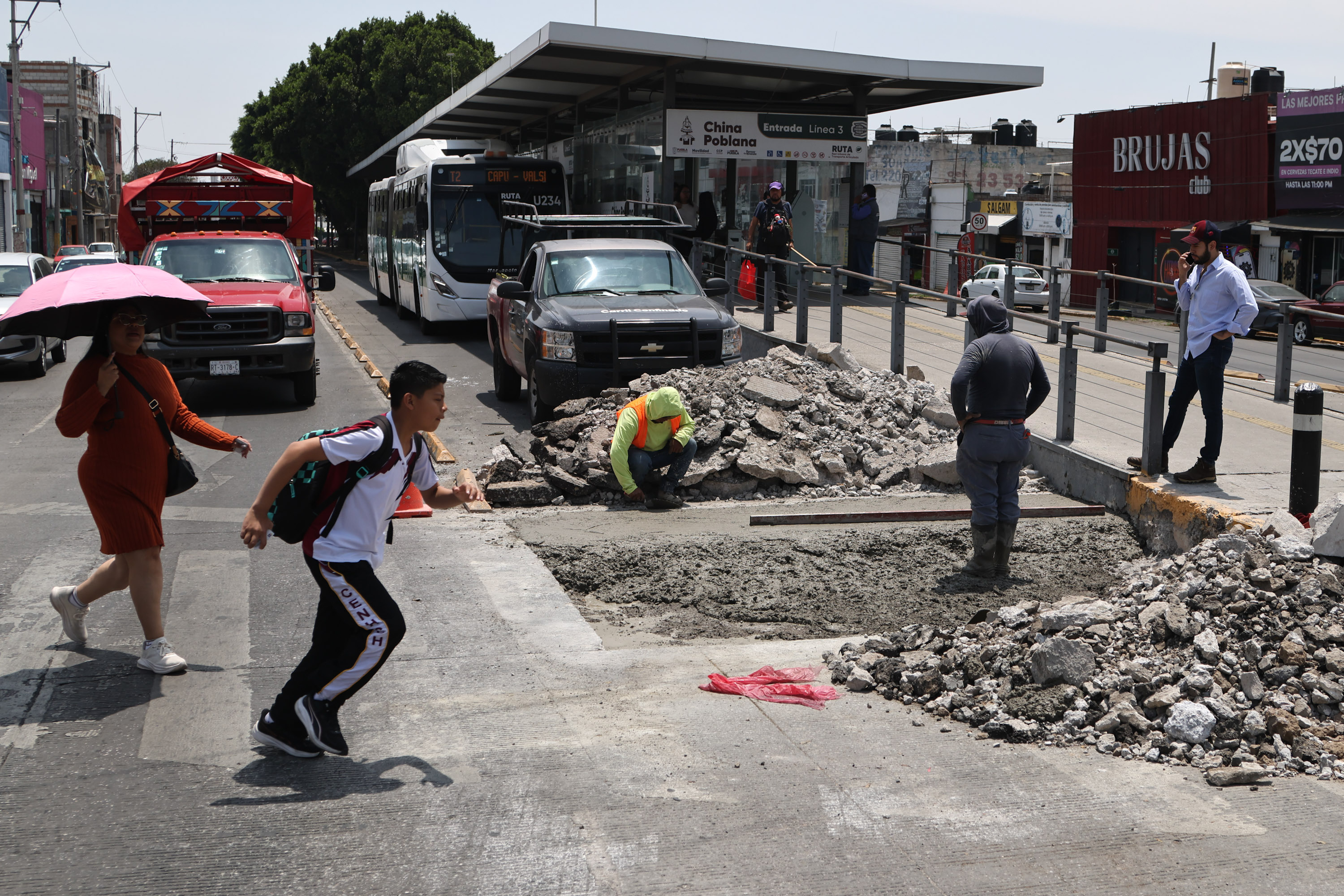 Realizan obras en carril confinado de la Línea 3, en la China Poblana