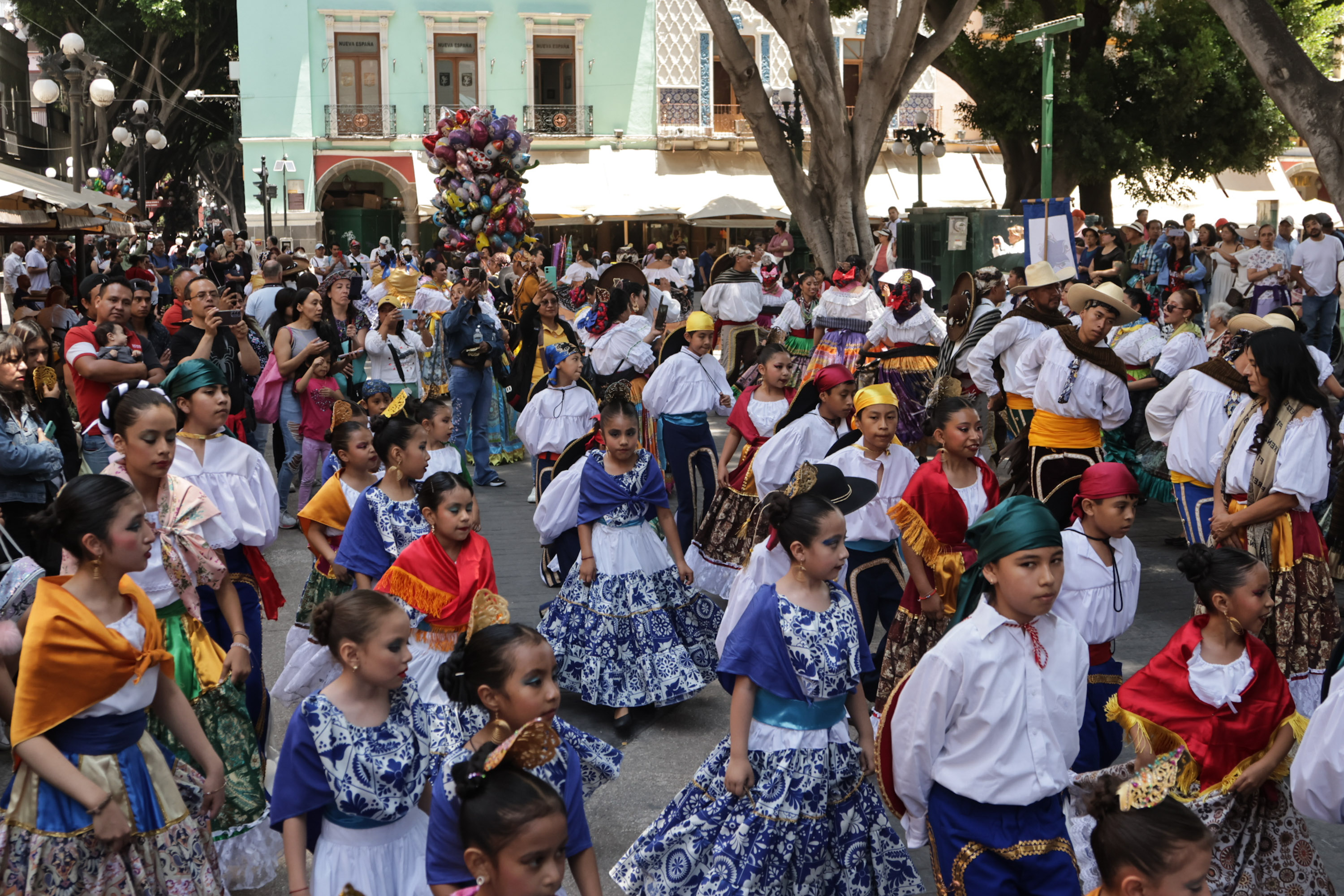 VIDEO Poblanos y turistas disfrutan del Jarabe Monumental San Miguelito en el Zócalo de la ciudad 