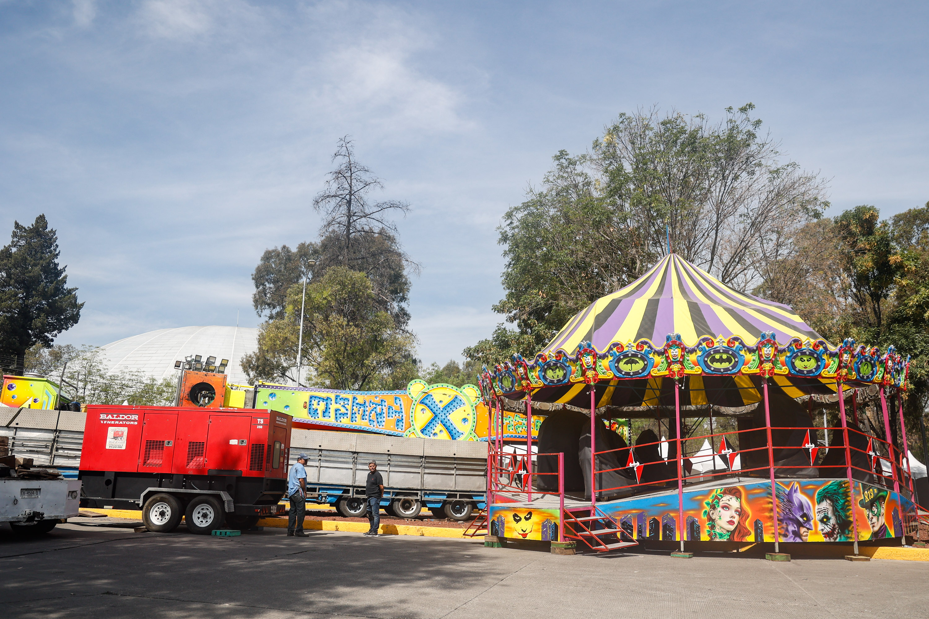 VIDEO Instalan juegos mecánicos y carpas para la Feria de Puebla en los Fuertes