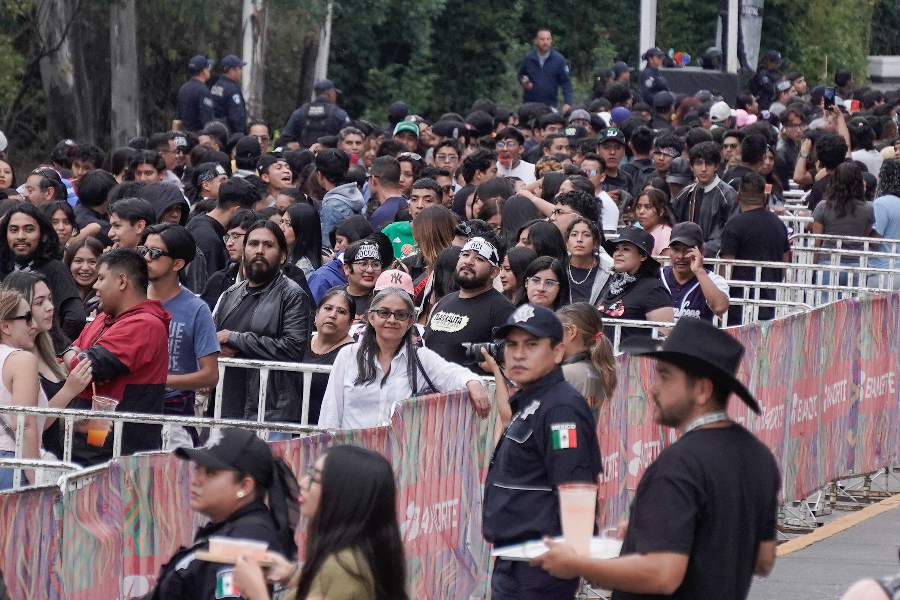 VIDEO Gran afluencia de fans de Panteón Rococó esperan entrar al Teatro del Pueblo 