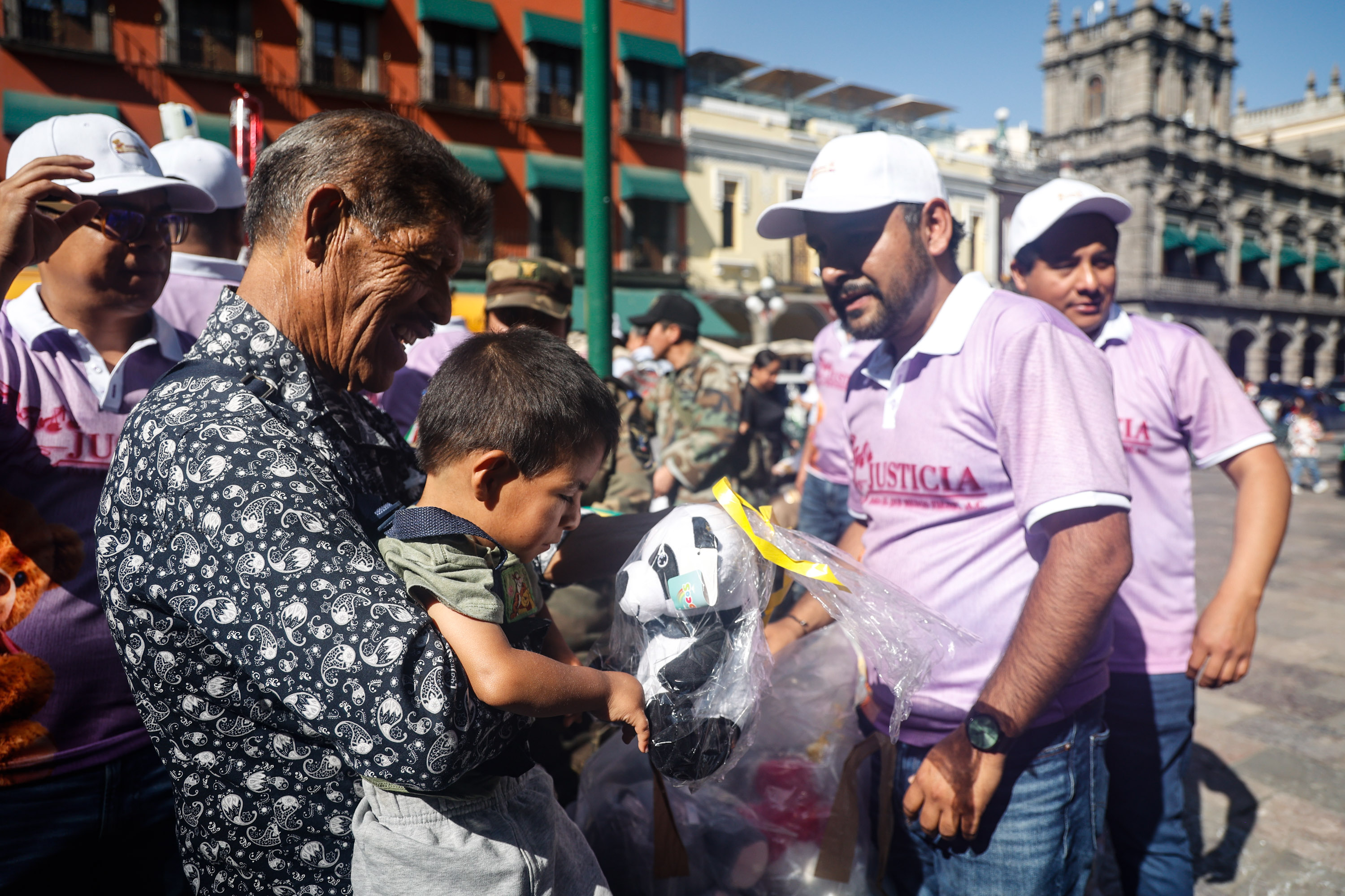 VIDEO Niños reciben un peluche para festejar su día en el Zócalo de Puebla 