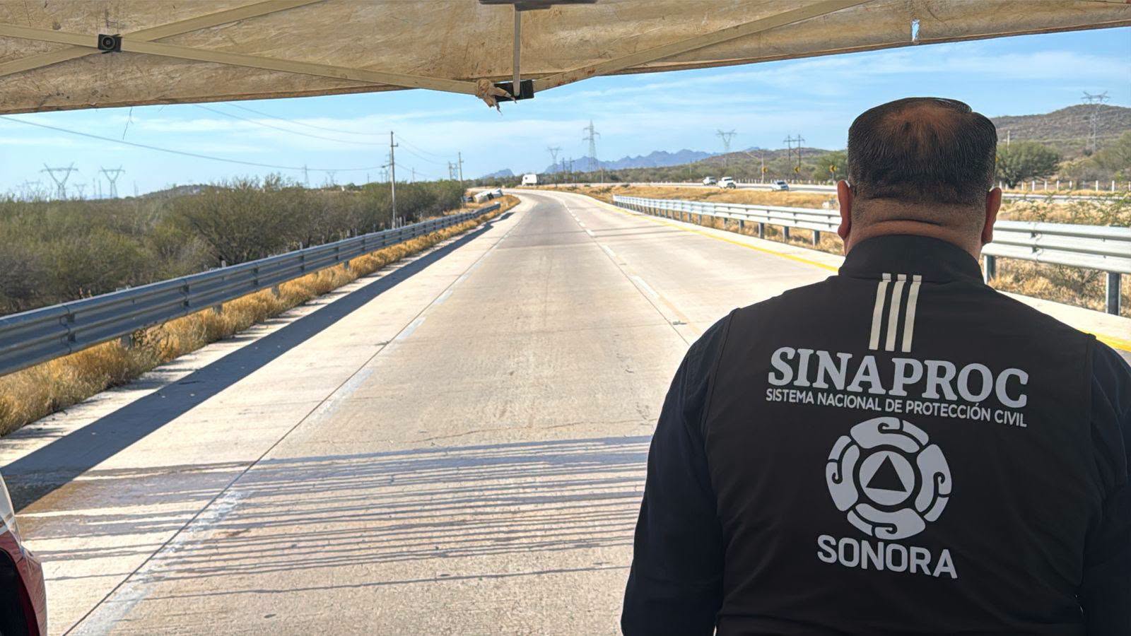 Pipa que transportaba amoniaco vuelca en la autopista Guaymas-Hermosillo