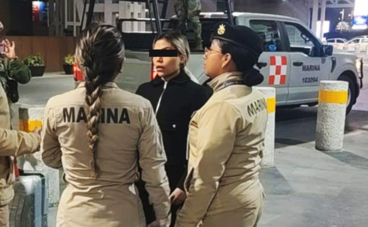 Es detenida mujer colombiana con 14 frascos de cocaína en el AICM