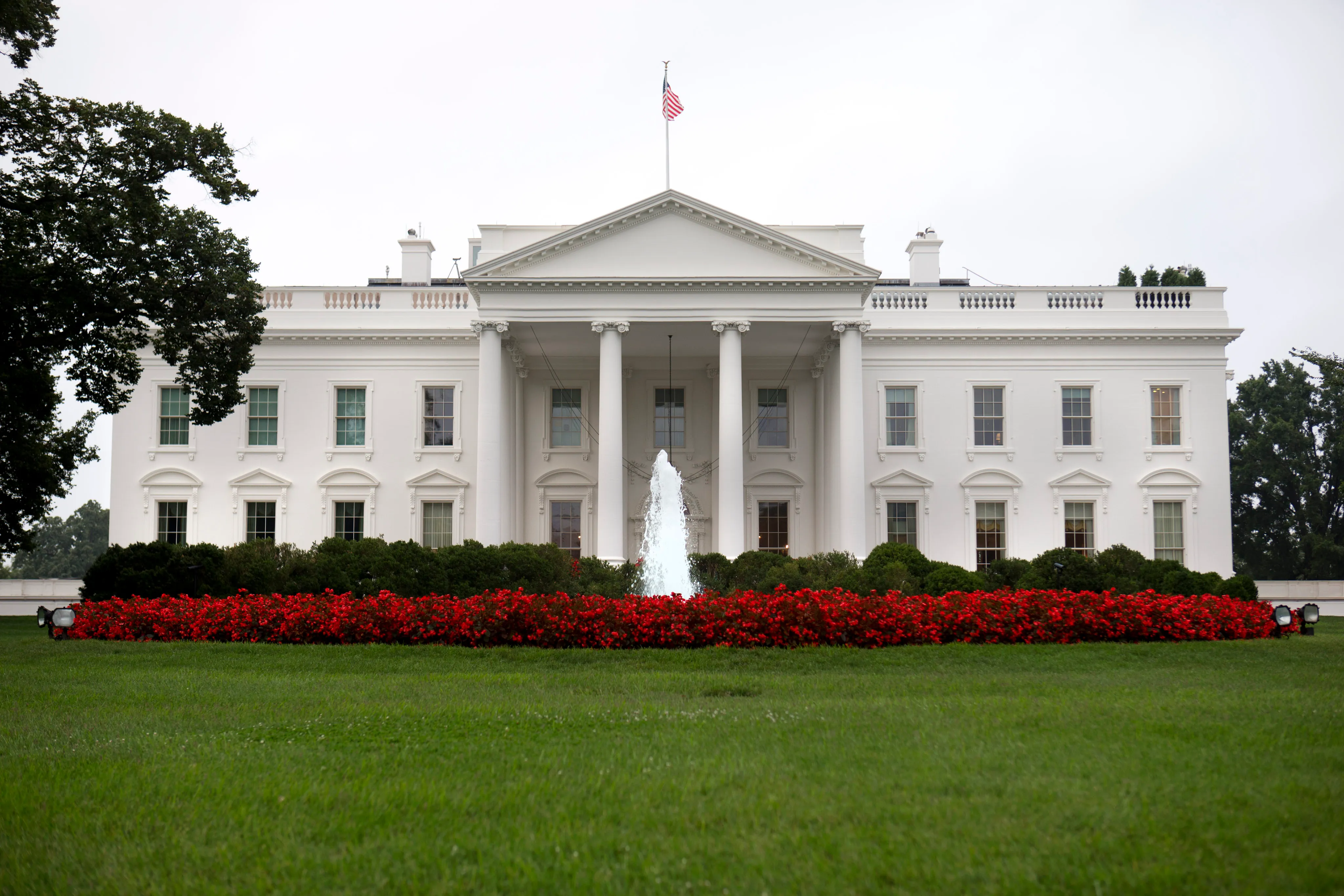 Casa Blanca prohíbe a su personal apostar sobre la guerra con Irán